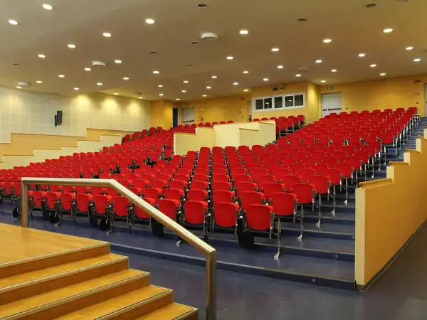 Aula dell’Università Roma Tre trattata da AcusticaITALIA